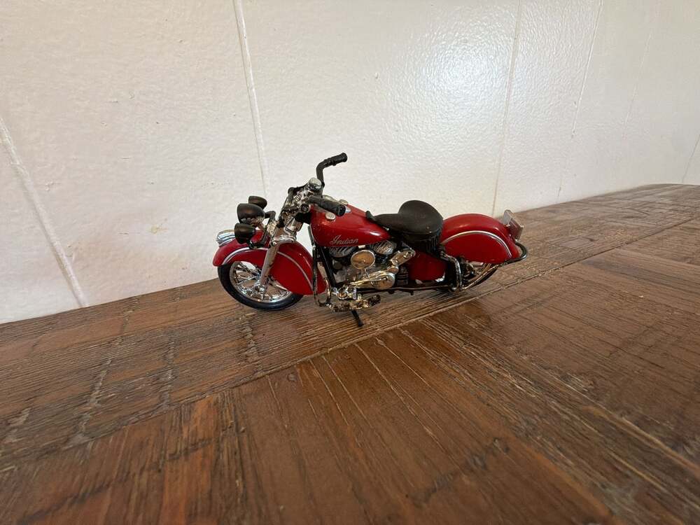 Maisto Indian Chief Roadmaster 1:18 Scale Diecast Motorcycle Red